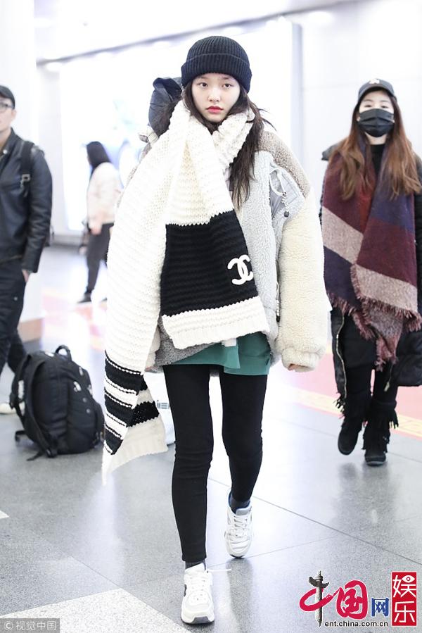 Красавица Линь Юнь в аэропорту