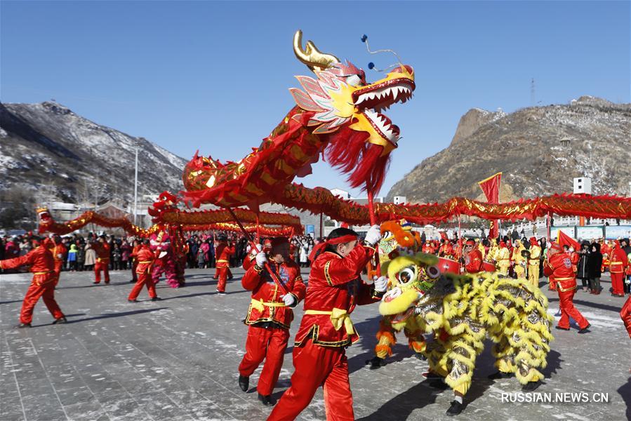 Жители Китая устраивают традиционные танцы дракона по случаю приближающегося праздника Фонарей. 