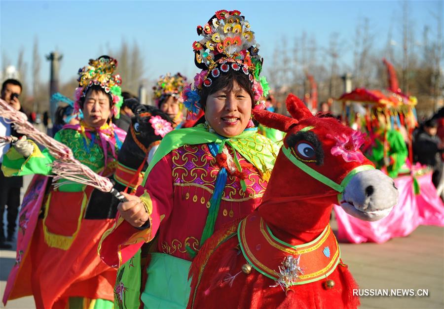 Веселая храмовая ярмарка проходит в преддверии праздника Фонарей /Юаньсяоцзе/ в уезде Сунин провинции Хэбэй /Северный Китай/. 