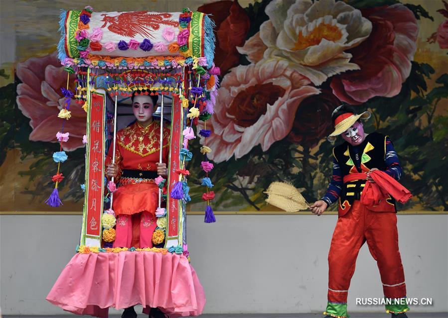 В преддверии Юаньсяоцзе /праздника Фонарей/ артисты из уезда Вэньсянь городского округа Луннань приехали в деревню Юйлэйпин, чтобы порадовать своим искусством местных жителей.
