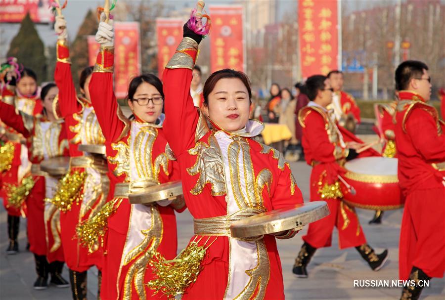  В преддверии праздника Юаньсяоцзе /праздник Фонарей/ в уезде Сянфэнь провинции Шаньси /Северный Китай/ музыкальный ансамбль барабанщиков устроил уличное представление.