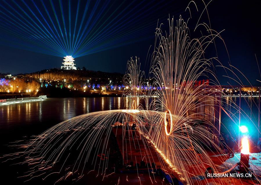 На фото -- фестиваль фонариков в парке Наньху городского округа Таншань провинции Хэбэй /Северный Китай/.