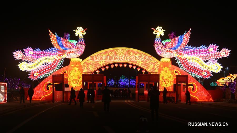 В преддверии праздника Юаньсяоцзе /Праздник фонарей/, который приходится на 15-й день первого месяца по лунному календарю, во многих районах Китая проходят разнообразные выставки фонарей для встречи предстоящего праздника.