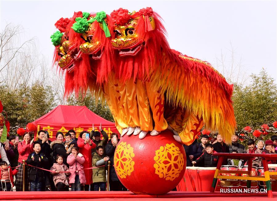 Веселая храмовая ярмарка проходит в преддверии праздника Фонарей /Юаньсяоцзе/ в уезде Сунин провинции Хэбэй /Северный Китай/. 
