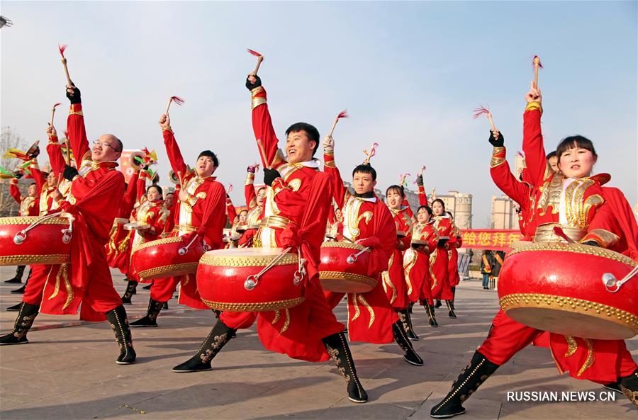 В преддверии праздника Юаньсяоцзе /праздник Фонарей/ в уезде Сянфэнь провинции Шаньси /Северный Китай/ музыкальный ансамбль барабанщиков устроил уличное представление.