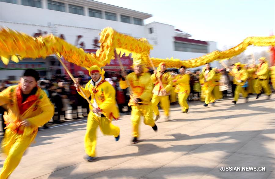 Жители Китая устраивают традиционные танцы дракона по случаю приближающегося праздника Фонарей. 