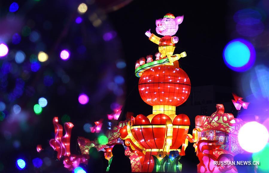 В преддверии праздника Юаньсяоцзе /Праздник фонарей/, который приходится на 15-й день первого месяца по лунному календарю, во многих районах Китая проходят разнообразные выставки фонарей для встречи предстоящего праздника.