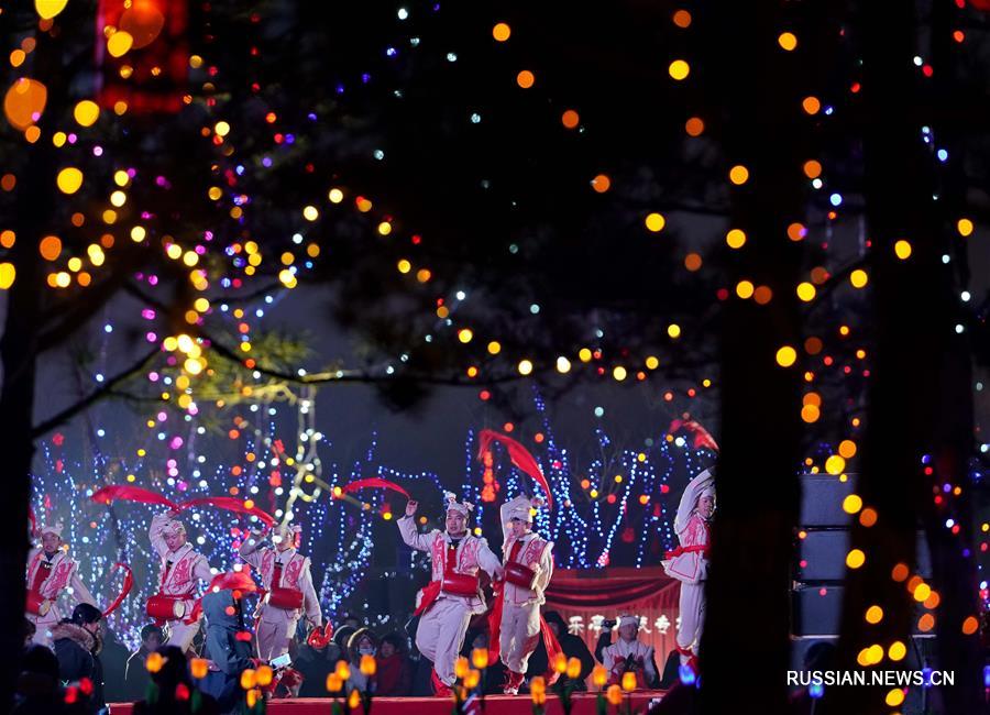 На фото -- фестиваль фонариков в парке Наньху городского округа Таншань провинции Хэбэй /Северный Китай/.