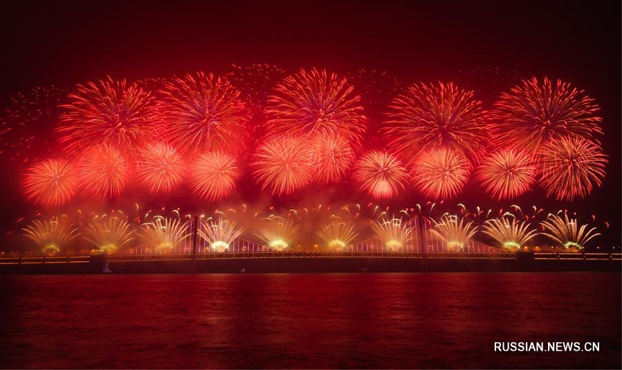 Фантастический фейерверк устроили по случаю праздника Фонарей в городе Далянь провинции Ляонин /Северо-Восточный Китай/. 