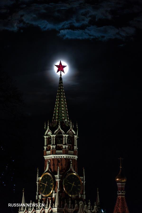 Суперлуние над вечерней Москвой