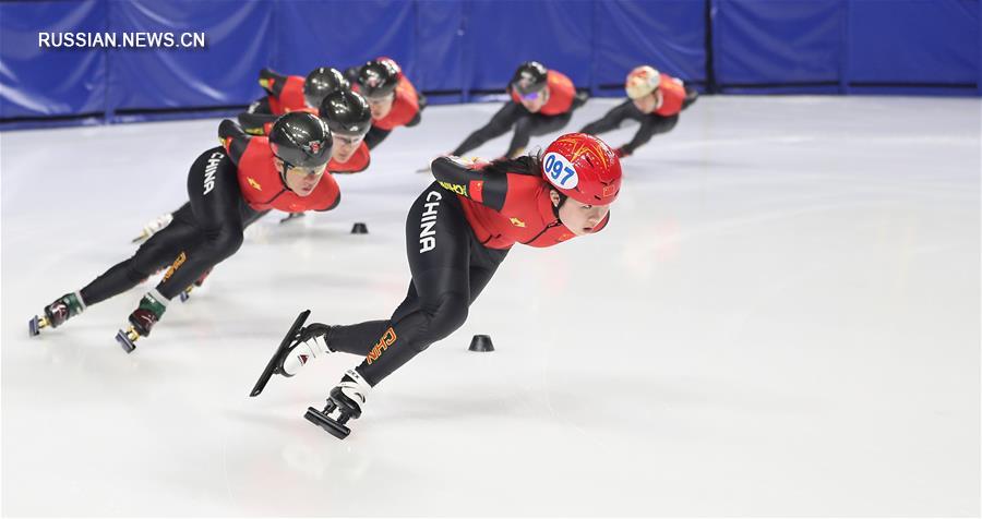 Китайская сборная по шорт-треку провела сегодня тренировку перед состязаниями на открывшейся в Красноярске 29-й Всемирной зимней универсиаде. 