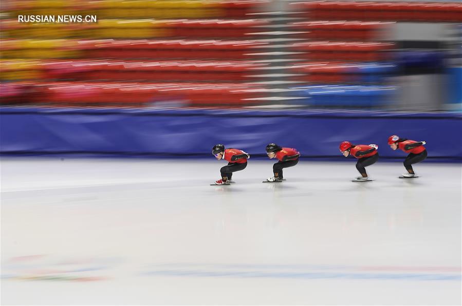 Китайская сборная по шорт-треку провела сегодня тренировку перед состязаниями на открывшейся в Красноярске 29-й Всемирной зимней универсиаде. 
