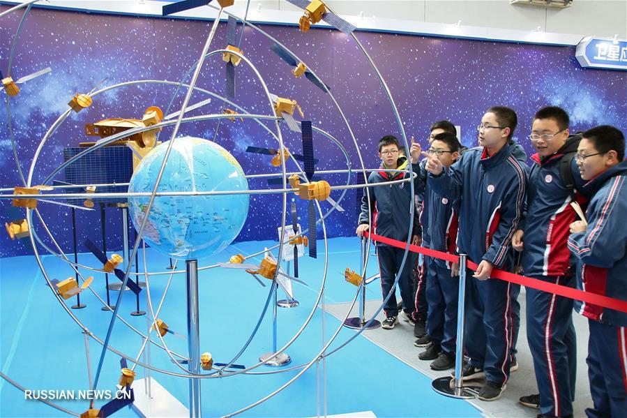 Научно-познавательная выставка космической техники происходит в городе Яньтай на востоке Китая