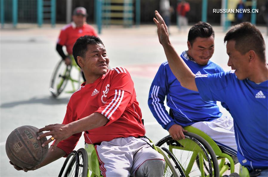 На северной окраине Лхасы, административного центра Тибетского автономного района /Юго-Западный Китай/, на высоте 3700 м над уровнем моря проходят баскетбольные матчи любительской команды инвалидов-колясочников. 