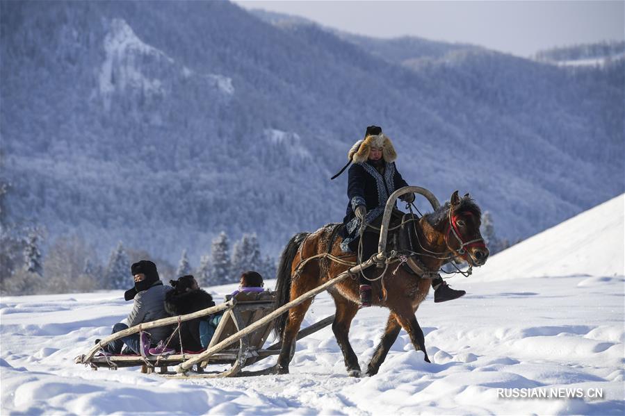 В этом зимнем сезоне в Синьцзян-Уйгурском АР /Северо-Западный Китай/ приготовили множество развлечений для любителей активного и познавательного отдыха: катание на лыжах, культурные мероприятия, традиционные базары и красочные народные гулянья.
