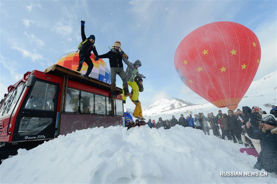 В этом зимнем сезоне в Синьцзян-Уйгурском АР /Северо-Западный Китай/ приготовили множество развлечений для любителей активного и познавательного отдыха: катание на лыжах, культурные мероприятия, традиционные базары и красочные народные гулянья.