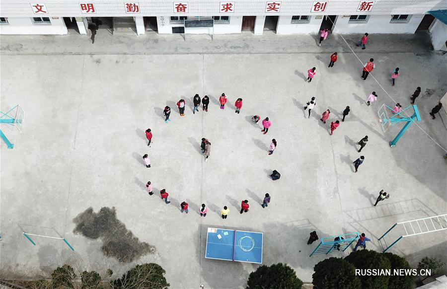 Супружеская чета молодых учителей горной школы в провинции Аньхой 
