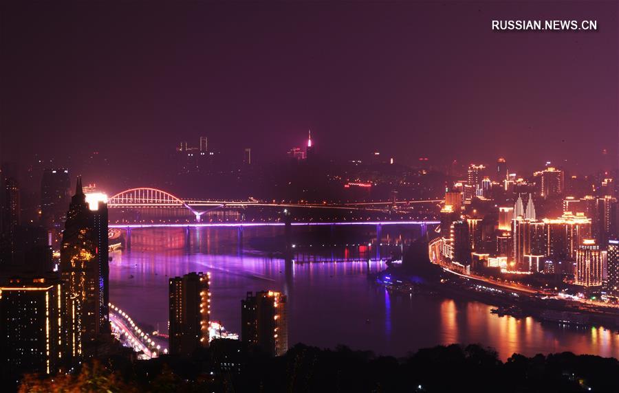 На фото: вечерний пейзаж города центрального подчинения Чунцин на юго-западе Китая. 