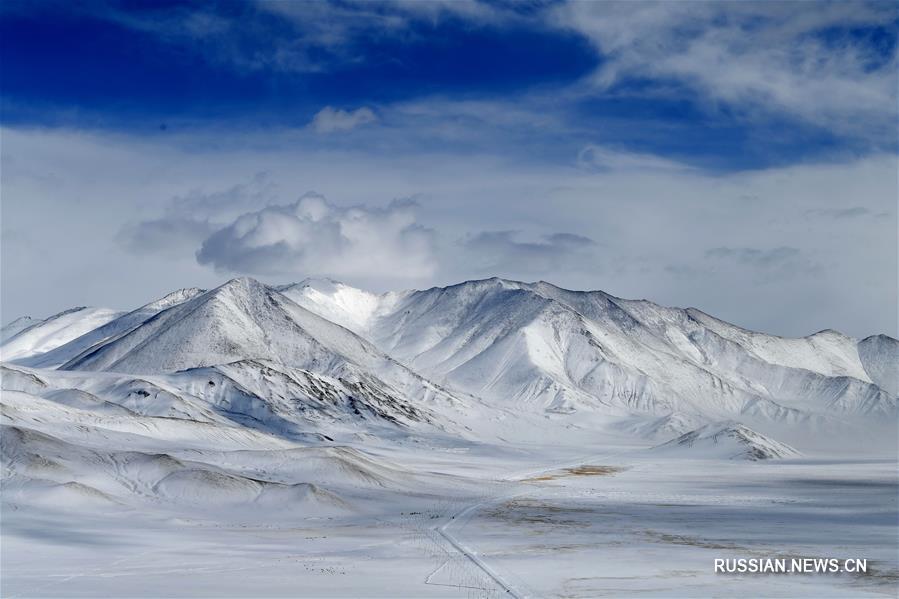 На фото -- заснеженные виды Памирского нагорья в Синьцзян-Уйгурском АР /Северо-Западный Китай/. 