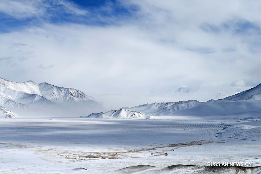 На фото -- заснеженные виды Памирского нагорья в Синьцзян-Уйгурском АР /Северо-Западный Китай/. 