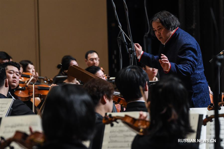 Китайские музыканты представили слушателям в Москве концерт для фортепьяно с оркестром "Сон в красном тереме"