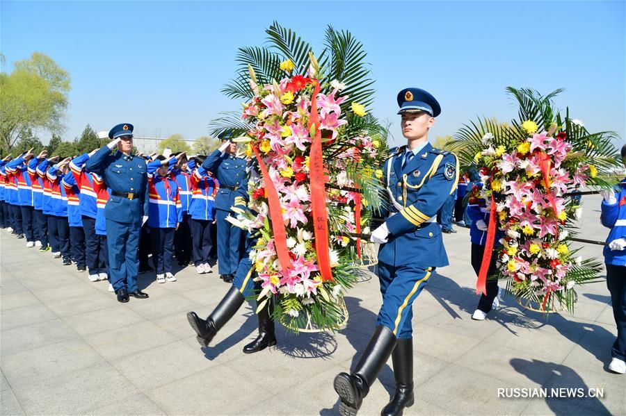 По всему Китаю в преддверии праздника Цинмин проходят торжественные церемонии в память о героях прошлого.