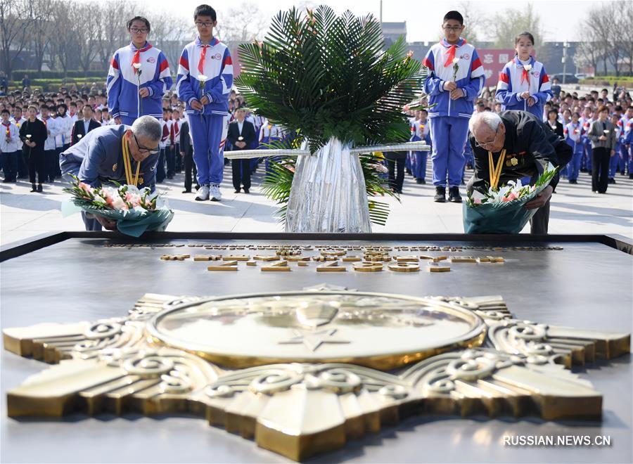 Пекинские школьники почтили память павших героев прошлого