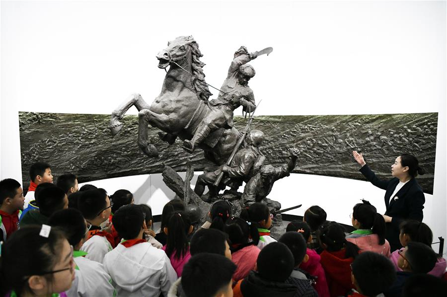  В канун праздника Цинмин местные жители пришли к Мемориальному музею павших героев, расположенному в Харбине пров. Хэйлунцзян на северо-востоке Китая, чтобы почтить память павших героев.