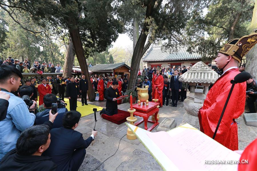 В роще Кунов -- семейном кладбище потомков Конфуция -- на родине мыслителя в Цюйфу /провинция Шаньдун, Восточный Китай/ сегодня прошла церемония жетвоприношения духу предка, участие в которой приняли более 400 потомков мыслителя из Китая и из-за рубежа. 