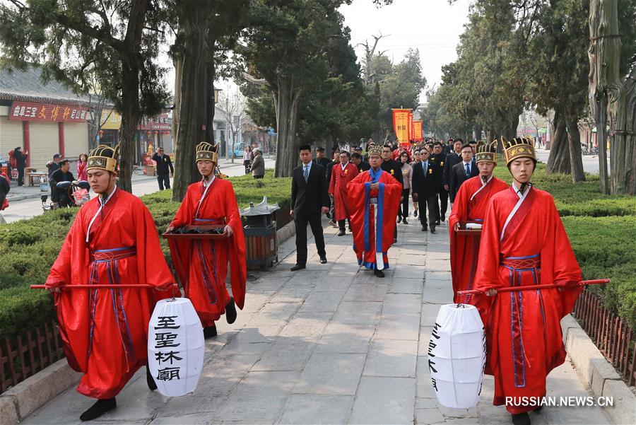 В роще Кунов -- семейном кладбище потомков Конфуция -- на родине мыслителя в Цюйфу /провинция Шаньдун, Восточный Китай/ сегодня прошла церемония жетвоприношения духу предка, участие в которой приняли более 400 потомков мыслителя из Китая и из-за рубежа. 