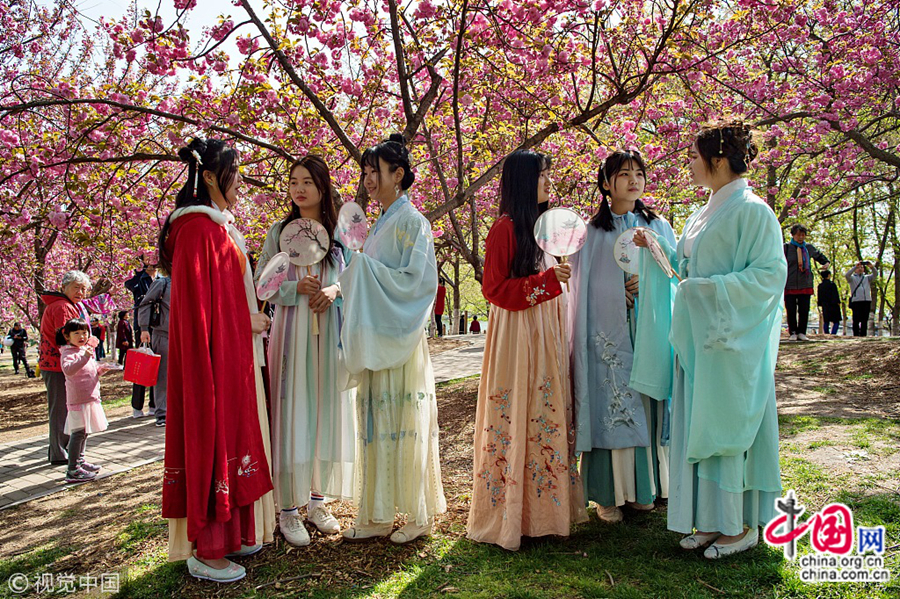 Любители ханьфу гуляют по парку, словно совершая «путешествие во времени».