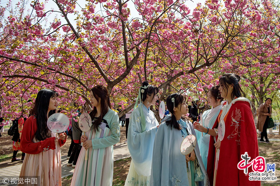 Любители ханьфу гуляют по парку, словно совершая «путешествие во времени».