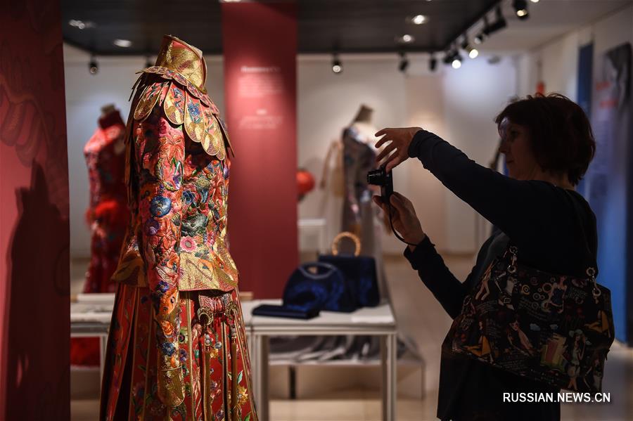 16 апреля в Центре китайской культуры в Москве открылась тематическая выставка китайской шелковой одежды. 