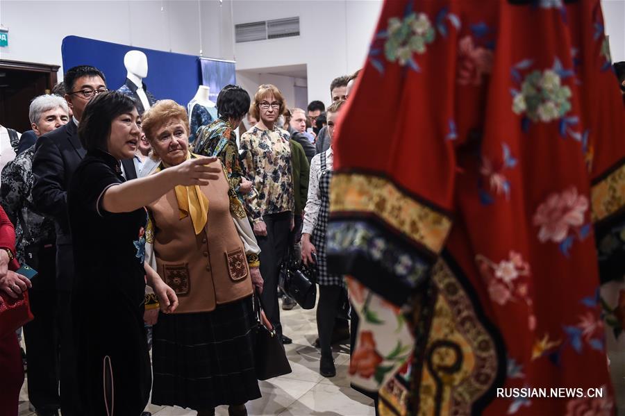 16 апреля в Центре китайской культуры в Москве открылась тематическая выставка китайской шелковой одежды. 
