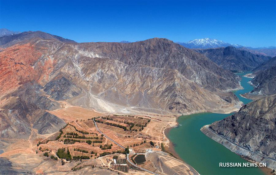 Живописный контраст изумрудных вод и красных гор в уезде Гуйдэ 