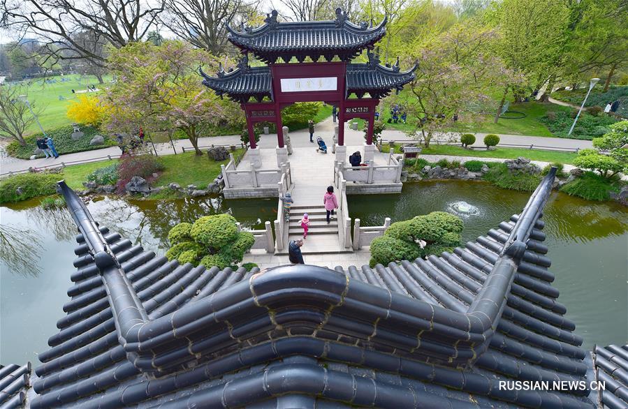 Ландшафтную архитектуру исторических парков Китая отличает утонченность и безмятежность. Словно созданные самой природой беседки, родники, каменные композиции и зеленые насаждения -- все это создает атмосферу "райского уголка без напускного лоска".