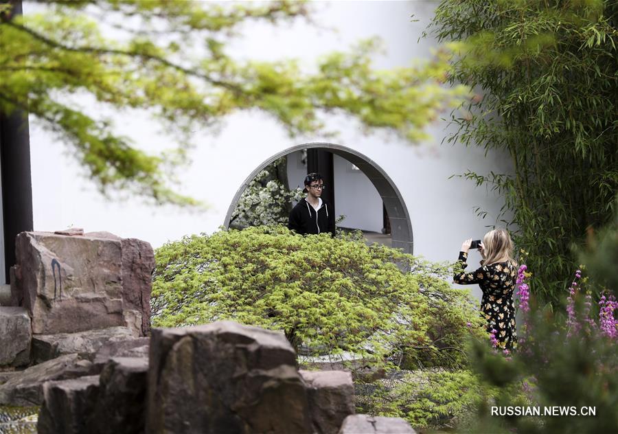 Ландшафтную архитектуру исторических парков Китая отличает утонченность и безмятежность. Словно созданные самой природой беседки, родники, каменные композиции и зеленые насаждения -- все это создает атмосферу "райского уголка без напускного лоска".