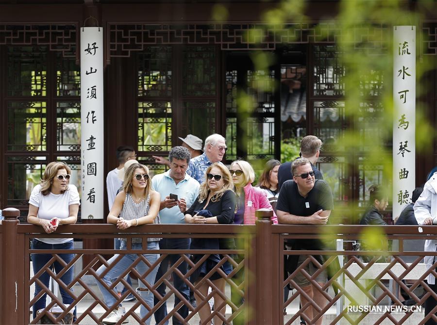 Ландшафтную архитектуру исторических парков Китая отличает утонченность и безмятежность. Словно созданные самой природой беседки, родники, каменные композиции и зеленые насаждения -- все это создает атмосферу "райского уголка без напускного лоска".