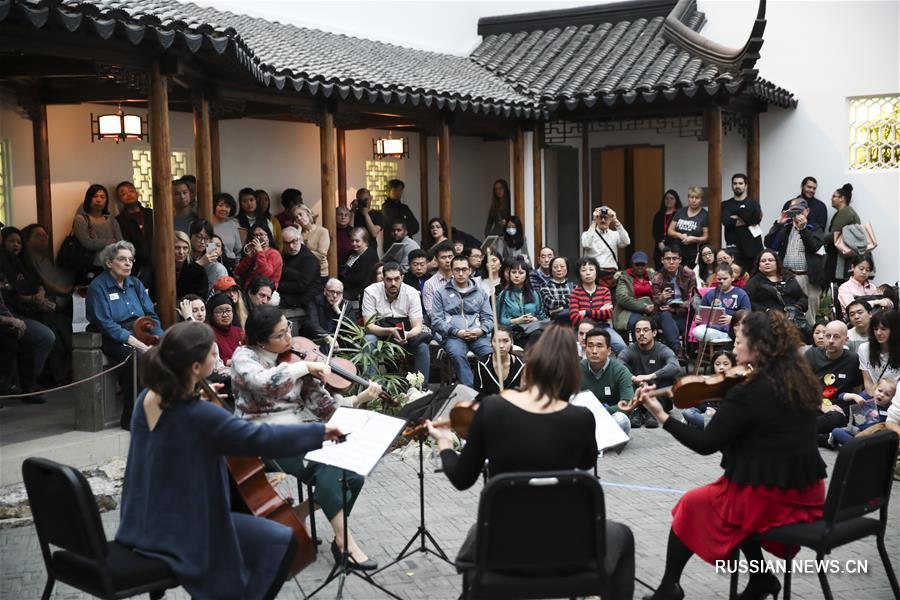 Ландшафтную архитектуру исторических парков Китая отличает утонченность и безмятежность. Словно созданные самой природой беседки, родники, каменные композиции и зеленые насаждения -- все это создает атмосферу "райского уголка без напускного лоска".