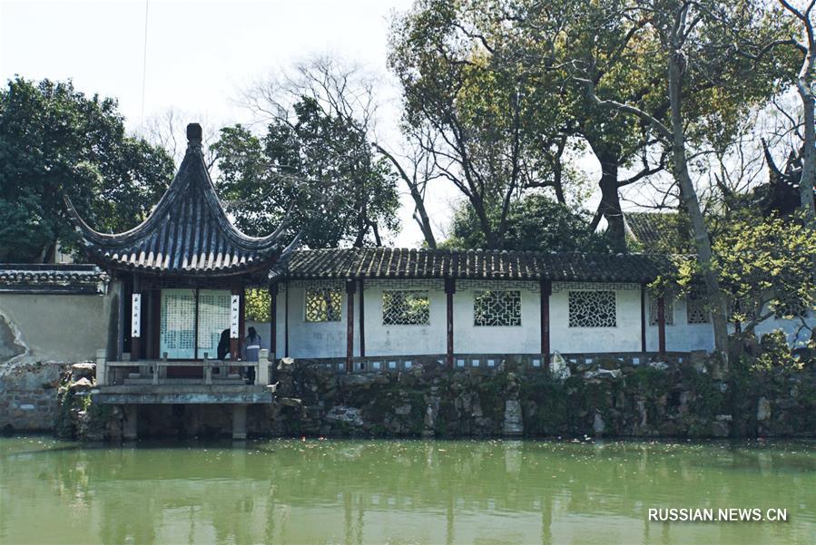 Ландшафтную архитектуру исторических парков Китая отличает утонченность и безмятежность. Словно созданные самой природой беседки, родники, каменные композиции и зеленые насаждения -- все это создает атмосферу "райского уголка без напускного лоска".
