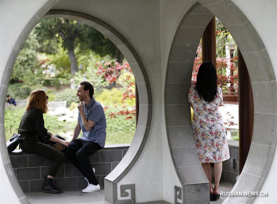 Ландшафтную архитектуру исторических парков Китая отличает утонченность и безмятежность. Словно созданные самой природой беседки, родники, каменные композиции и зеленые насаждения -- все это создает атмосферу "райского уголка без напускного лоска".