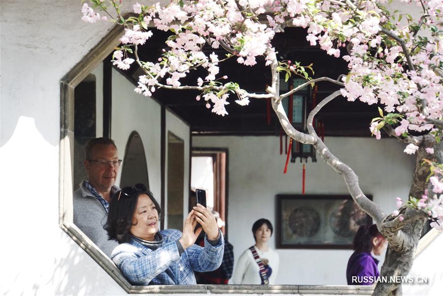 Ландшафтную архитектуру исторических парков Китая отличает утонченность и безмятежность. Словно созданные самой природой беседки, родники, каменные композиции и зеленые насаждения -- все это создает атмосферу "райского уголка без напускного лоска".