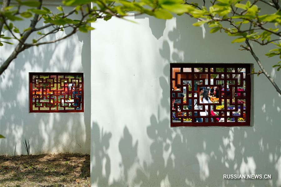 Ландшафтную архитектуру исторических парков Китая отличает утонченность и безмятежность. Словно созданные самой природой беседки, родники, каменные композиции и зеленые насаждения -- все это создает атмосферу "райского уголка без напускного лоска".