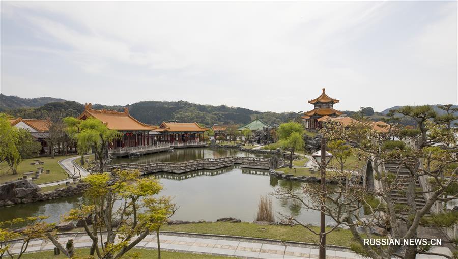 Ландшафтную архитектуру исторических парков Китая отличает утонченность и безмятежность. Словно созданные самой природой беседки, родники, каменные композиции и зеленые насаждения -- все это создает атмосферу "райского уголка без напускного лоска".