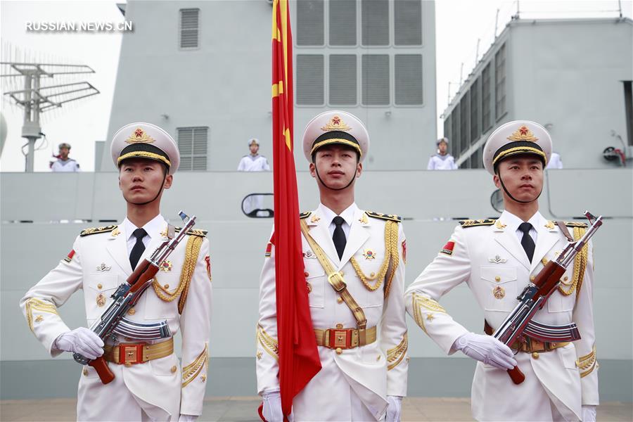 На фото -- военно-морской парад по случаю 70-летия ВМС НОАК в городе Циндао /провинция Шаньдун, Восточный Китай/. 