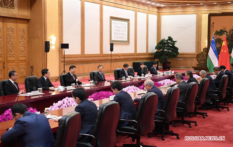  Пекин, 25 апреля /Синьхуа/ -- Председатель КНР Си Цзиньпин в четверг встретился с президентом Узбекистана Шавкатом Мирзиеевым в Доме народных собраний в Пекине.