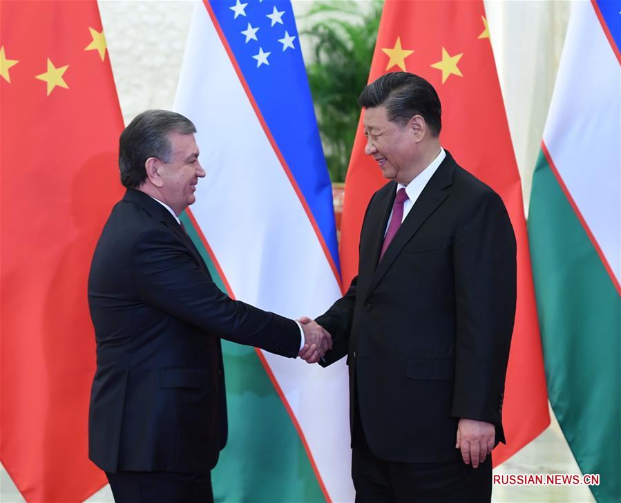  Пекин, 25 апреля /Синьхуа/ -- Председатель КНР Си Цзиньпин в четверг встретился с президентом Узбекистана Шавкатом Мирзиеевым в Доме народных собраний в Пекине.