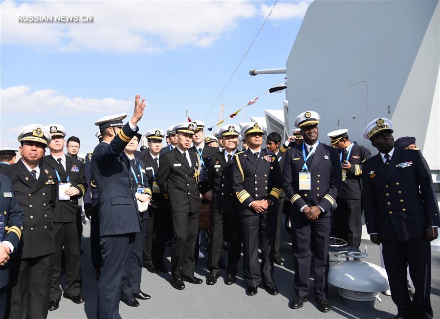 Делегация иностранных ВМС осмотрела военные корабли Китая