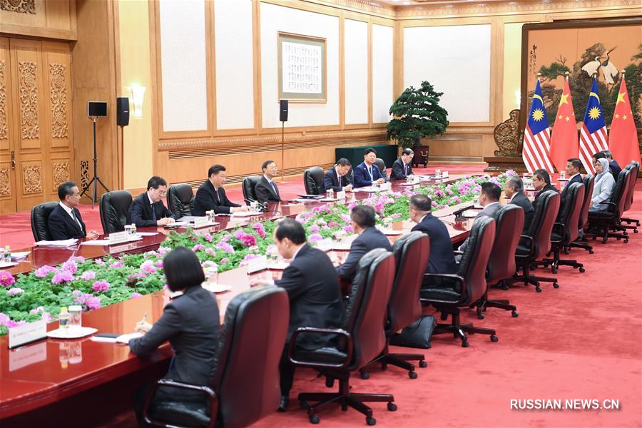 Председатель КНР Си Цзиньпин сегодня встретился в Доме народных собраний с премьер-министром Малайзии Махатхиром Мохамадом.