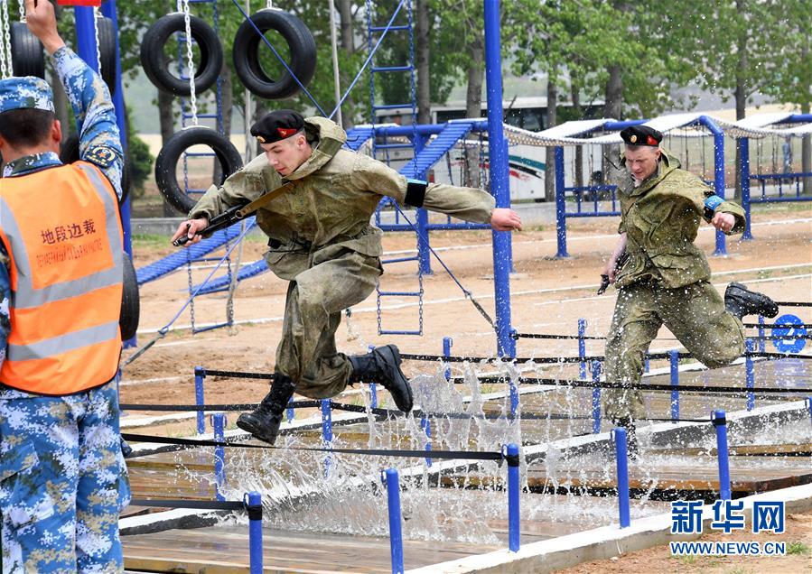 Во вторник в рамках китайско-российских совместных военных учений "Морское взаимодействие-2019" состоялись соревнования морской пехоты двух стран.